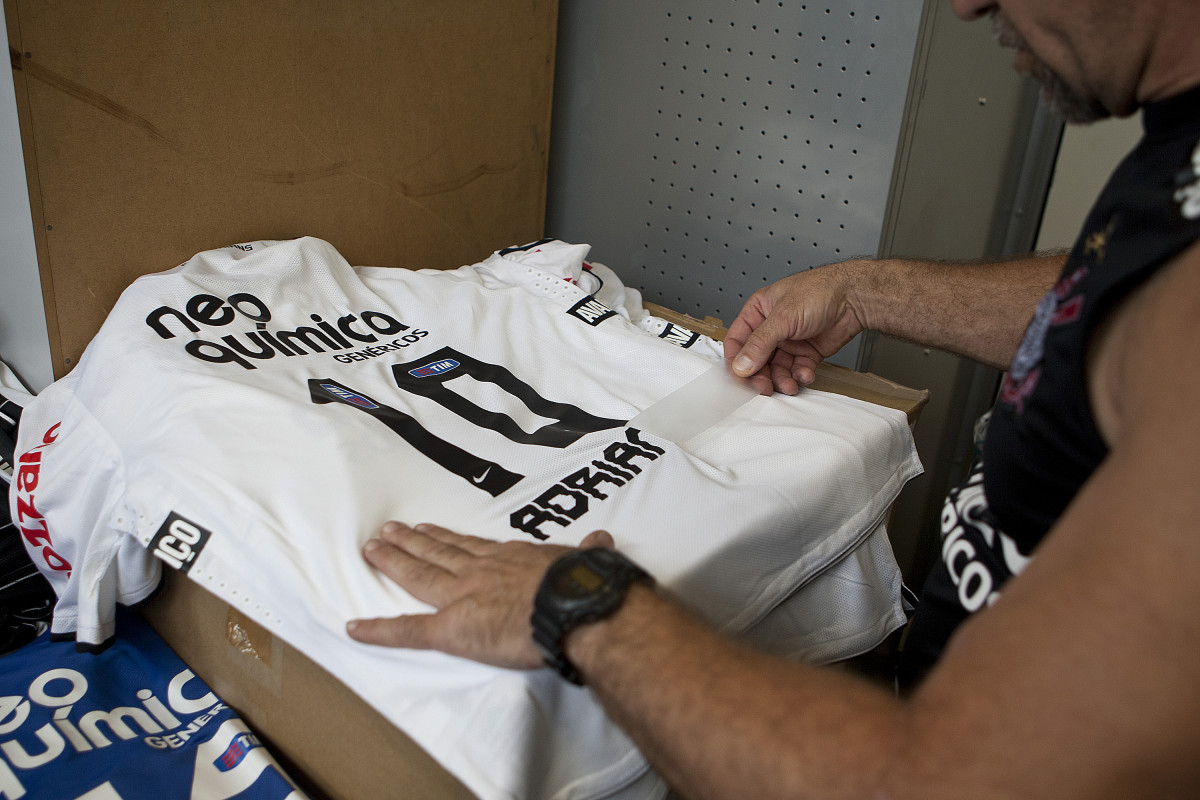 O mordomo Edizio prepara as camisas do atacante Adriano que ser apresentado hoje pelo Corinthians, como o mais novo reforco para 2011, antes do treino desta tarde no CT Joaquim Grava, Parque Ecolgico do Tiete. O time se prepara para o jogo contra o Botafogo/RP, domingo dia 03/04/2011, no estdio Santa Cruz em Ribeiro Preto, pela 17 rodada do Campeonato Paulista 2011