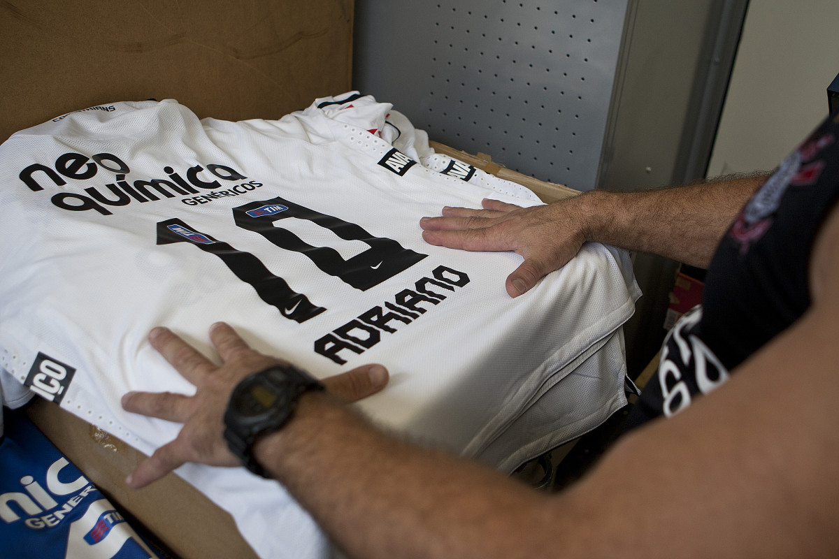 O mordomo Edizio prepara as camisas do atacante Adriano que ser apresentado hoje pelo Corinthians, como o mais novo reforco para 2011, antes do treino desta tarde no CT Joaquim Grava, Parque Ecolgico do Tiete. O time se prepara para o jogo contra o Botafogo/RP, domingo dia 03/04/2011, no estdio Santa Cruz em Ribeiro Preto, pela 17 rodada do Campeonato Paulista 2011