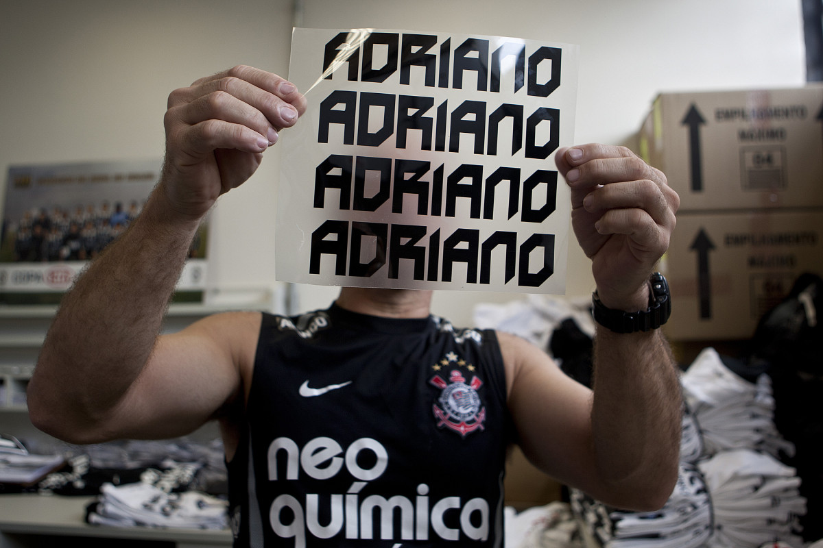 O mordomo Edizio prepara as camisas do atacante Adriano que será apresentado hoje pelo Corinthians, como o mais novo reforco para 2011, antes do treino desta tarde no CT Joaquim Grava, Parque Ecológico do Tiete. O time se prepara para o jogo contra o Botafogo/RP, domingo dia 03/04/2011, no estádio Santa Cruz em Ribeirão Preto, pela 17ª rodada do Campeonato Paulista 2011