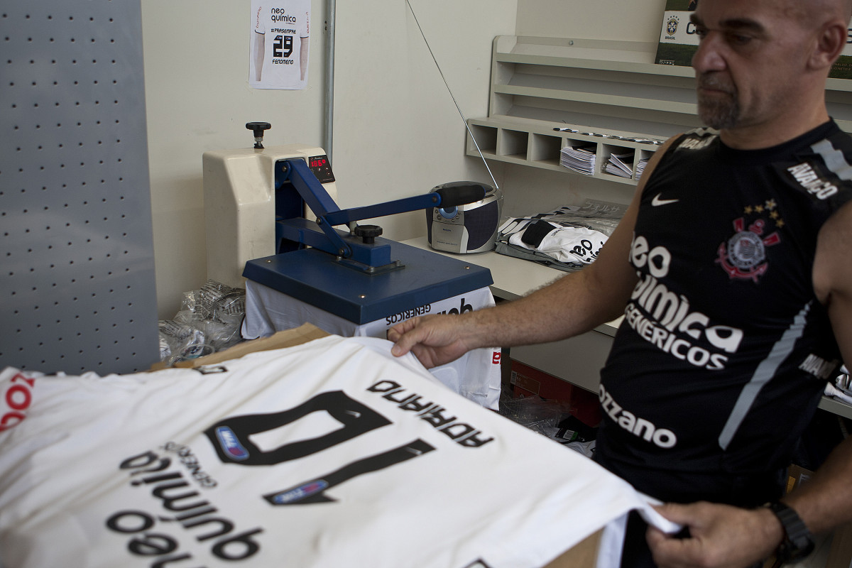 O mordomo Edizio prepara as camisas do atacante Adriano que será apresentado hoje pelo Corinthians, como o mais novo reforco para 2011, antes do treino desta tarde no CT Joaquim Grava, Parque Ecológico do Tiete. O time se prepara para o jogo contra o Botafogo/RP, domingo dia 03/04/2011, no estádio Santa Cruz em Ribeirão Preto, pela 17ª rodada do Campeonato Paulista 2011
