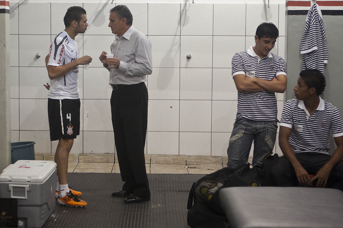 Leandro Castán conversa com Tite nos vestiários antes da partida entre Botafogo/RP x Corinthians, realizada esta noite no estádio Santa Cruz, pela 17ª rodada do Campeonato Paulista 2011. Ribeirão Preto/Sao Paulo/Brasil