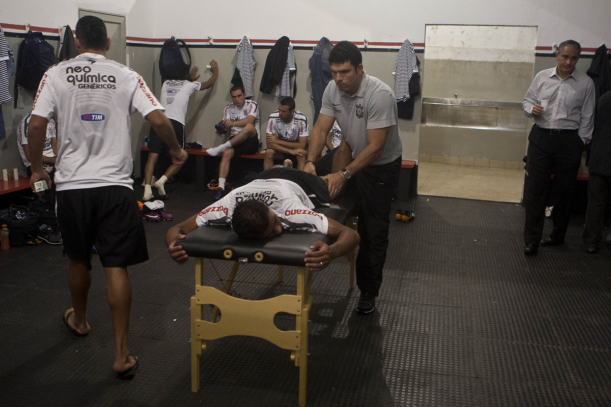 O fisioterapeuta Bruno Mazziotti faz massagem em Paulinho nos vestirios antes da partida entre Botafogo/RP x Corinthians, realizada esta noite no estdio Santa Cruz, pela 17 rodada do Campeonato Paulista 2011. Ribeiro Preto/Sao Paulo/Brasil