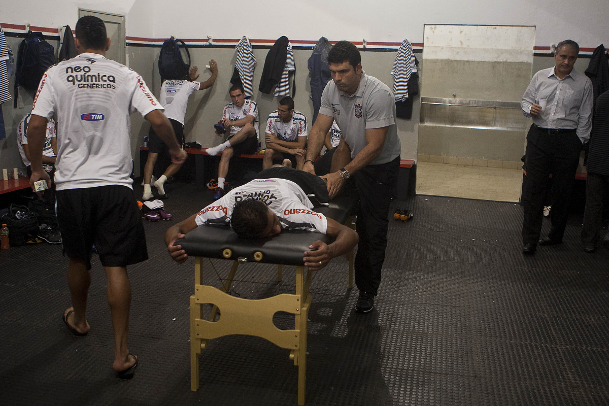 O fisioterapeuta Bruno Mazziotti faz massagem em Paulinho nos vestiários antes da partida entre Botafogo/RP x Corinthians, realizada esta noite no estádio Santa Cruz, pela 17ª rodada do Campeonato Paulista 2011. Ribeirão Preto/Sao Paulo/Brasil