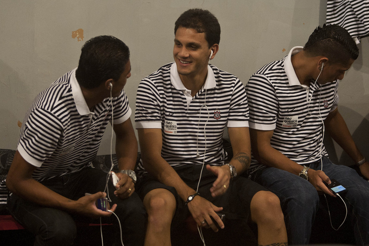 Paulinho; Fabio Santos e Ralf nos vestiários antes da partida entre Botafogo/RP x Corinthians, realizada esta noite no estádio Santa Cruz, pela 17ª rodada do Campeonato Paulista 2011. Ribeirão Preto/Sao Paulo/Brasil