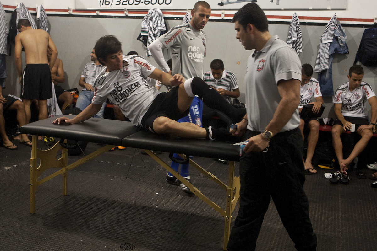 Willian, na maca, e o fisioterapeuta Bruno Mazziotti nos vestiários antes da partida entre Botafogo/RP x Corinthians, realizada esta noite no estádio Santa Cruz, pela 17ª rodada do Campeonato Paulista 2011. Ribeirão Preto/Sao Paulo/Brasil