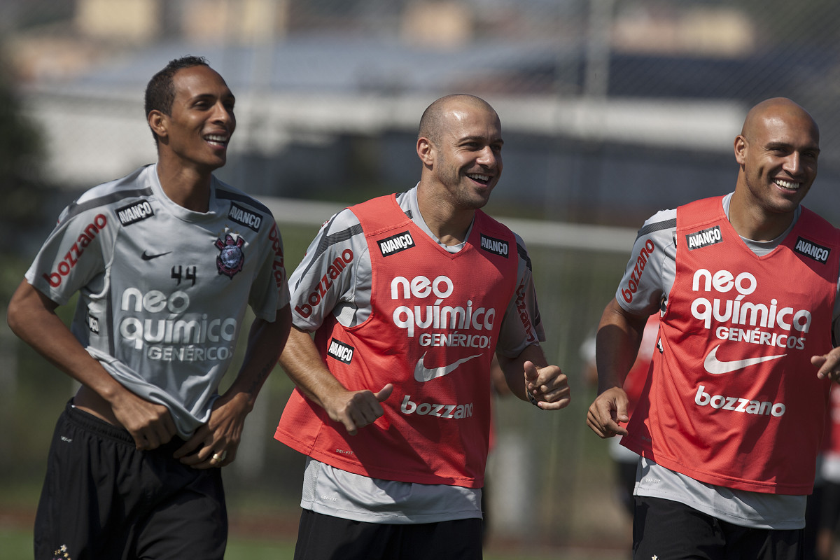 Liedson, Alessandro e Edno durante treino do Corinthians no CT Joaquim Grava