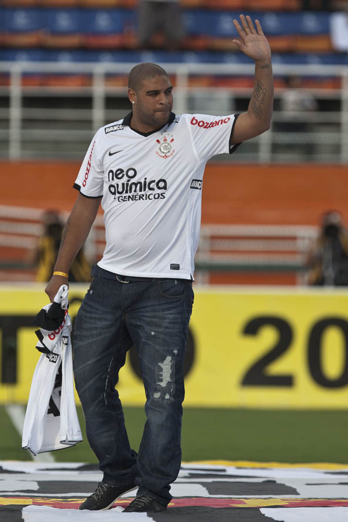 Adriano apresentado a torcida durante a partida entre Corinthians x So Caetano, realizada esta tarde no estdio do Pacaembu, pela 18 rodada do Campeonato Paulista 2011