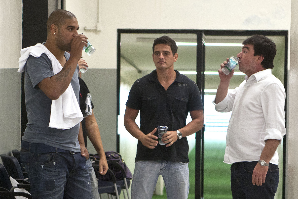 Adriano(e) e Andres Sanches, presidente(d), nos vestiários antes da partida entre Corinthians x São Caetano, realizada esta tarde no estádio do Pacaembu, pela 18ª rodada do Campeonato Paulista 2011
