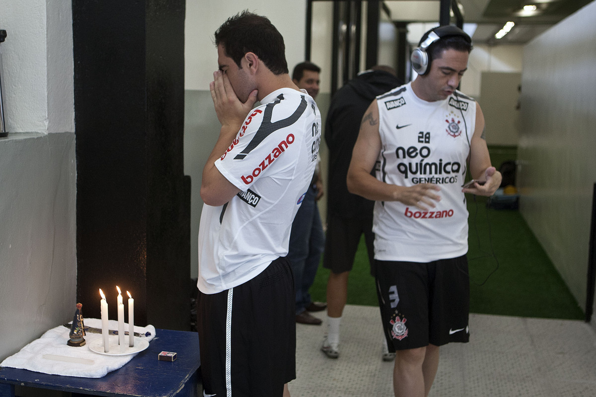 Bruno Cesar e Chicão nos vestiários antes da partida entre Corinthians x São Caetano, realizada esta tarde no estádio do Pacaembu, pela 18ª rodada do Campeonato Paulista 2011