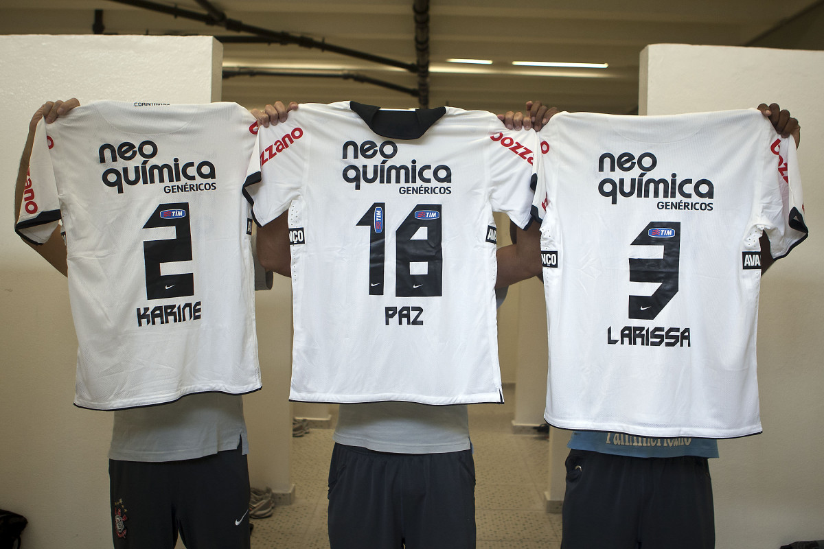 Camisa em homenagem as vitimas da chacina em uma escola esta semana no Rio de Janeiro nos vestirios antes da partida entre Corinthians x So Caetano, realizada esta tarde no estdio do Pacaembu, pela 18 rodada do Campeonato Paulista 2011