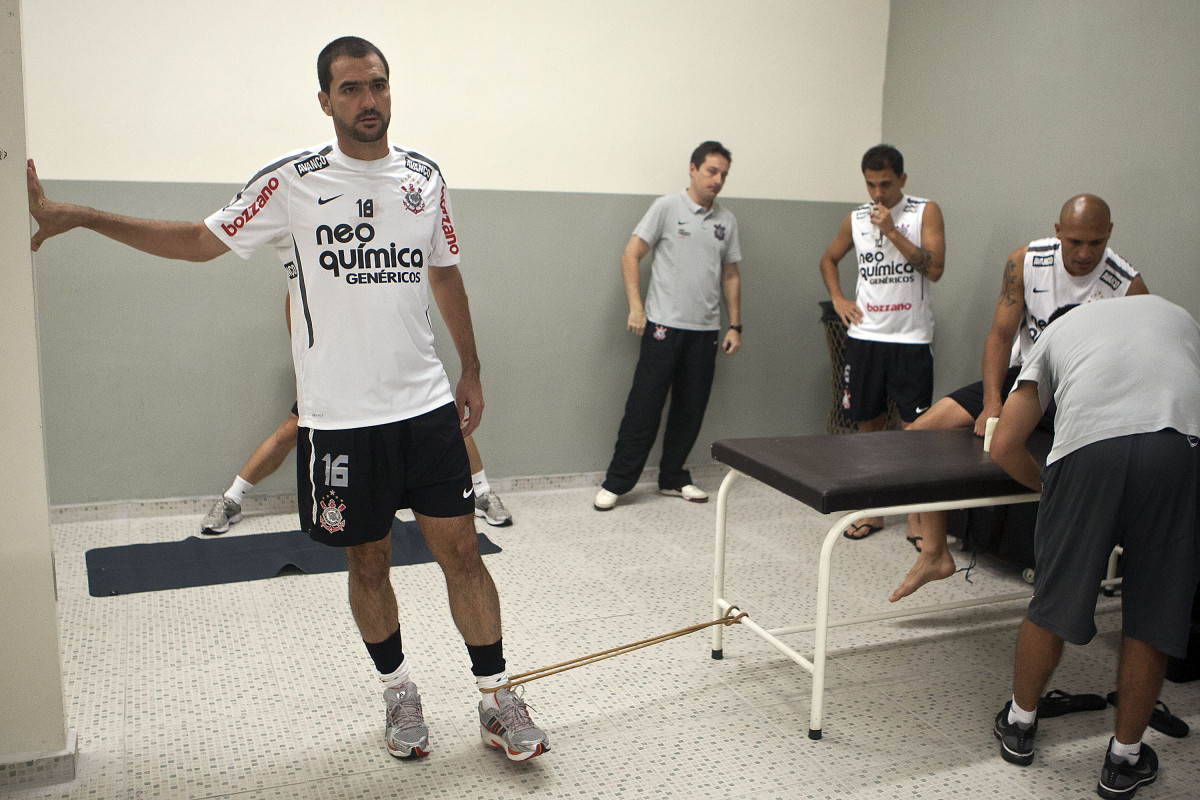 Danilo(e) nos vestirios antes da partida entre Corinthians x So Caetano, realizada esta tarde no estdio do Pacaembu, pela 18 rodada do Campeonato Paulista 2011