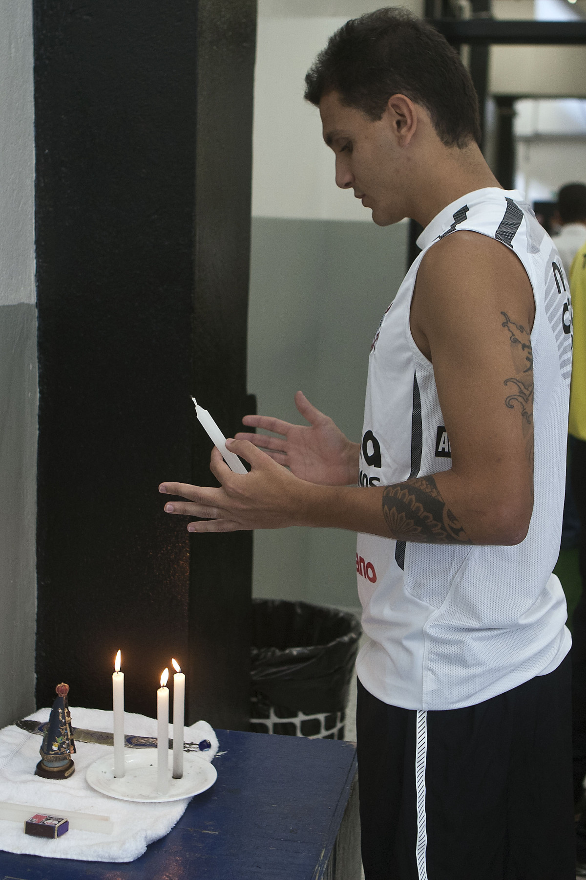 Fabio Santos nos vestirios antes da partida entre Corinthians x So Caetano, realizada esta tarde no estdio do Pacaembu, pela 18 rodada do Campeonato Paulista 2011