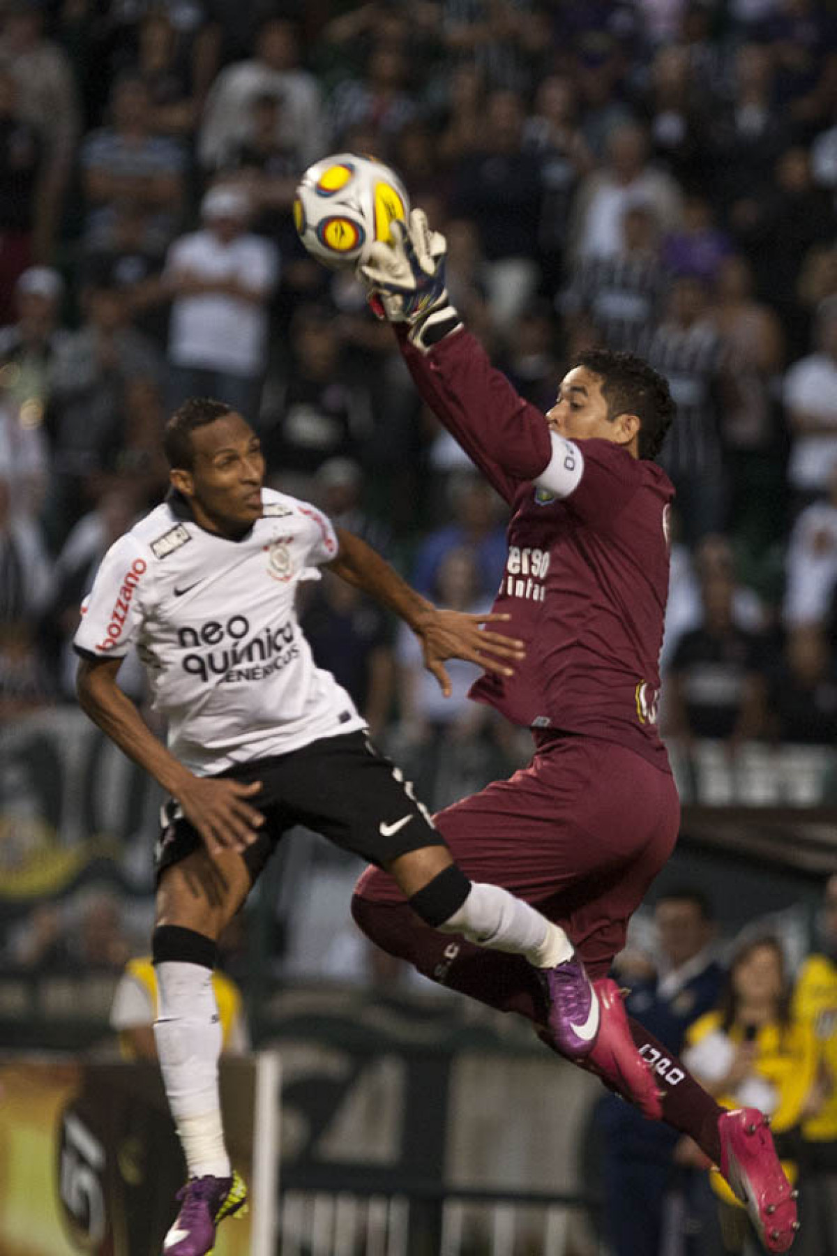 Liedson e Luiz durante a partida entre Corinthians x So Caetano, realizada esta tarde no estdio do Pacaembu, pela 18 rodada do Campeonato Paulista 2011