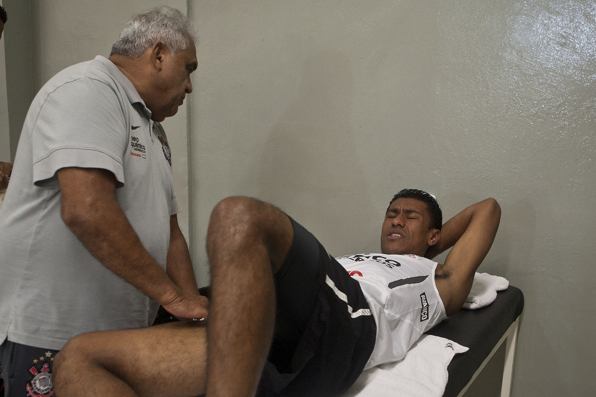 O enfermeiro Cear e Paulinho nos vestirios antes da partida entre Corinthians x So Caetano, realizada esta tarde no estdio do Pacaembu, pela 18 rodada do Campeonato Paulista 2011