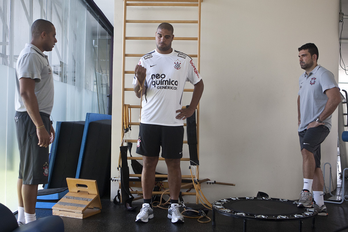 O atacante Adriano, ao lados dos fisioterapeutas Caio Mello e Bruno Mazziotti(d) faz seu primeiro treino no Corinthians esta manhã no CT Joaquim Grava, no Parque Ecológico do Tiete. O time se prepara para o jogo contra o Santo André, domingo dia 17/04/2011, no estádio Bruno José Daniel, pela 19ª rodada, a última, do Campeonato Paulista 2011