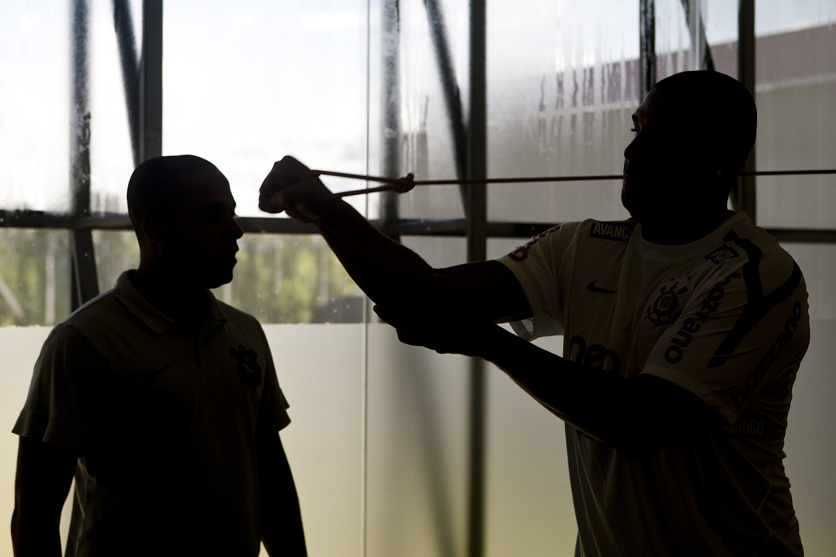 O atacante Adriano, com o fisioterapeuta Caio Mello, faz seu primeiro treino no Corinthians esta manhã no CT Joaquim Grava, no Parque Ecológico do Tiete. O time se prepara para o jogo contra o Santo André, domingo dia 17/04/2011, no estádio Bruno José Daniel, pela 19ª rodada, a última, do Campeonato Paulista 2011