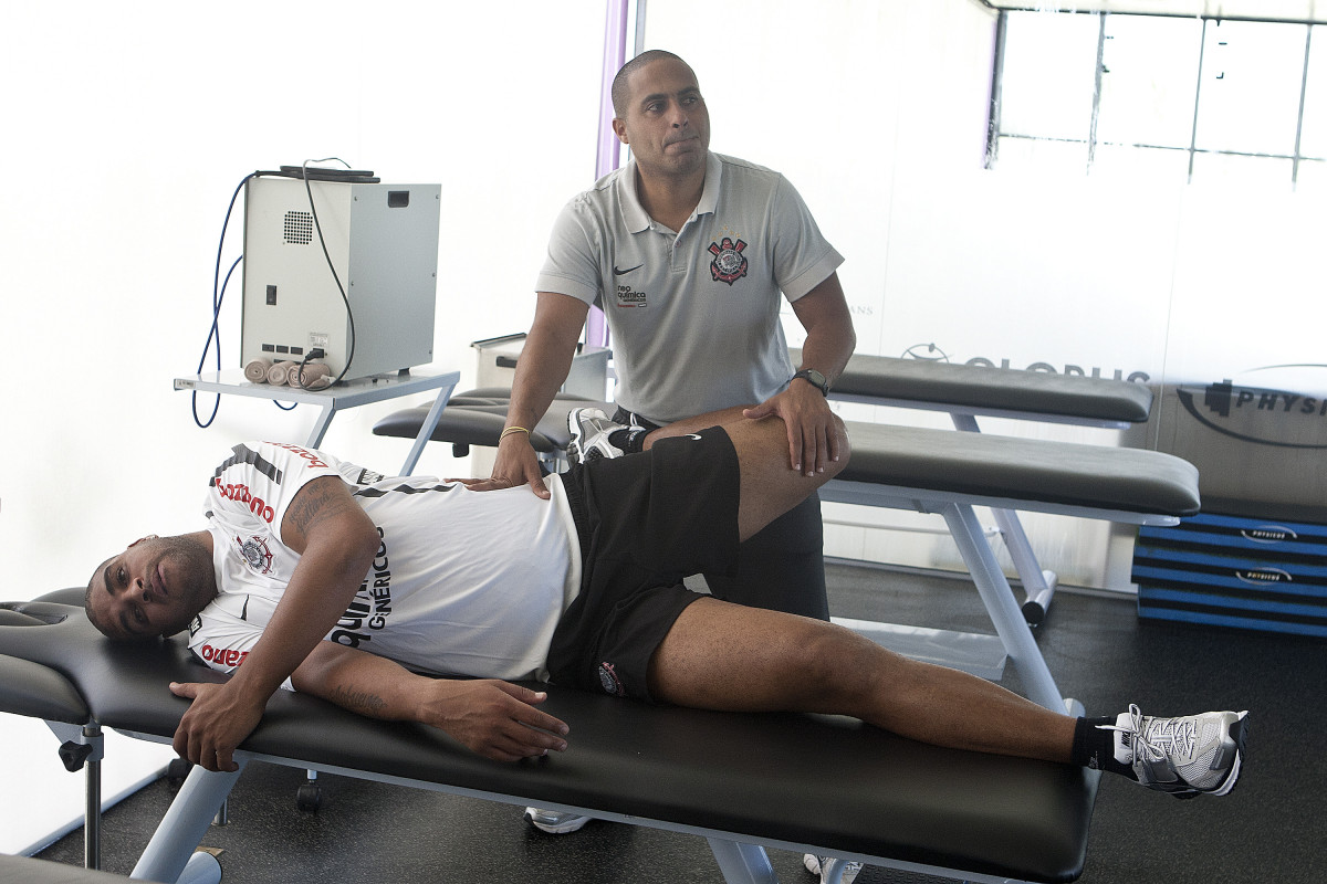 O atacante Adriano, com o fisioterpeuta Caio Mello, faz seu primeiro treino no Corinthians esta manhã no CT Joaquim Grava, no Parque Ecológico do Tiete. O time se prepara para o jogo contra o Santo André, domingo dia 17/04/2011, no estádio Bruno José Daniel, pela 19ª rodada, a última, do Campeonato Paulista 2011