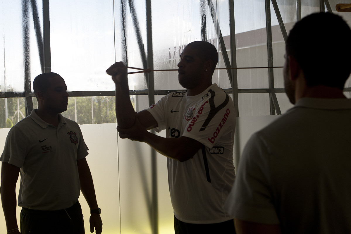 O atacante Adriano, com os fisioterapeutas Caio Mello e Bruno Mazziotti(d) faz seu primeiro treino no Corinthians esta manhã no CT Joaquim Grava, no Parque Ecológico do Tiete. O time se prepara para o jogo contra o Santo André, domingo dia 17/04/2011, no estádio Bruno José Daniel, pela 19ª rodada, a última, do Campeonato Paulista 2011