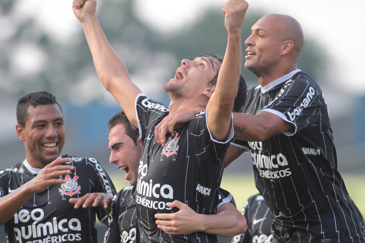 Paulo Andr do Corinthians comemora aps marca gol contra a equipe do So Caetano durante partida vlida pelo Campeonato Paulista realizado no estdio do Pacaembu