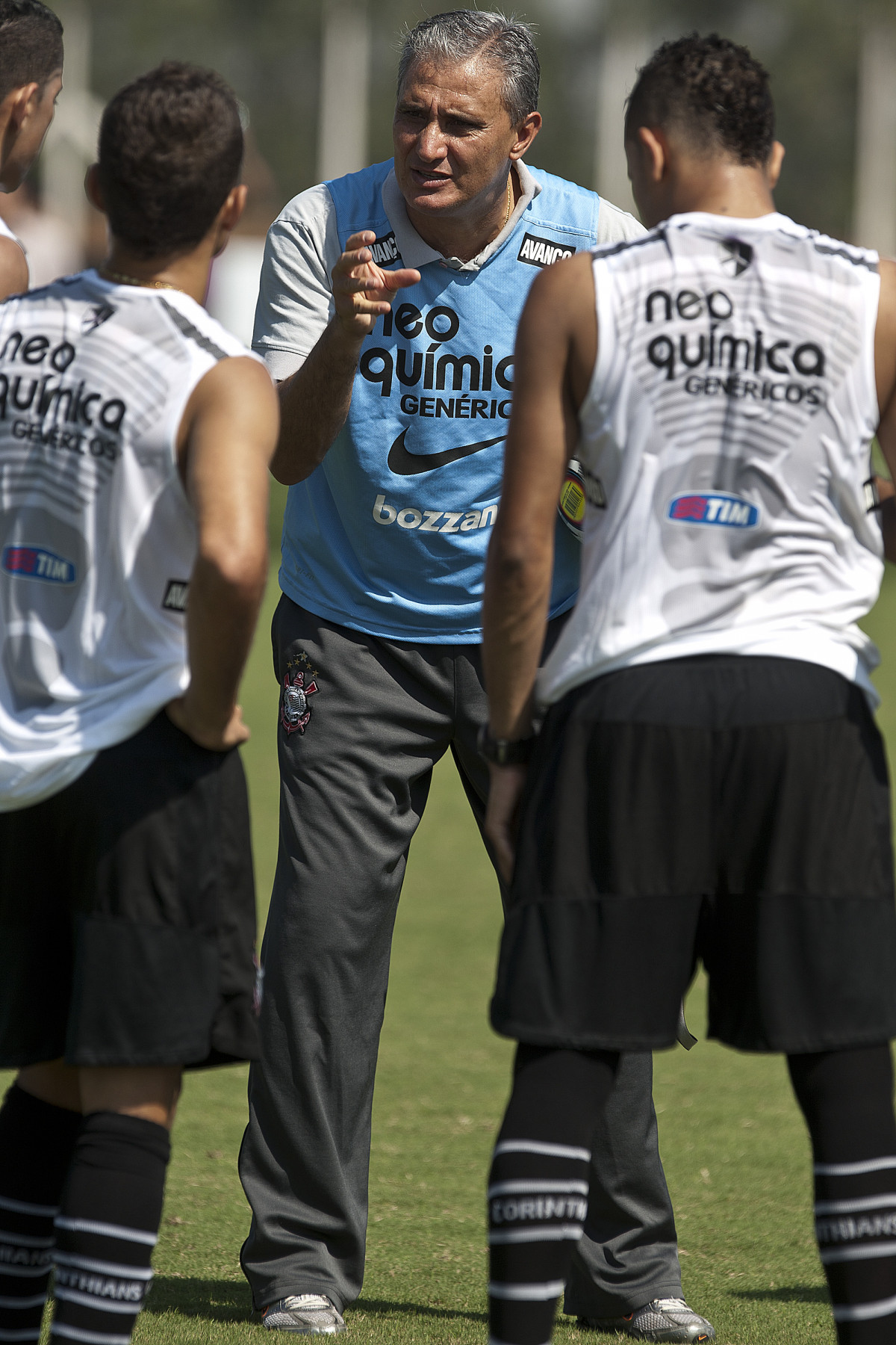 Tite fala aos jogadores durante treino do Corinthians esta manh no CT Joaquim Grava, no Parque Ecolgico do Tiete. O time se prepara para o jogo contra o Oeste de Itpolis, no estdio do Pacaembu, pelas quarta de final do Campeonato Paulista 2011