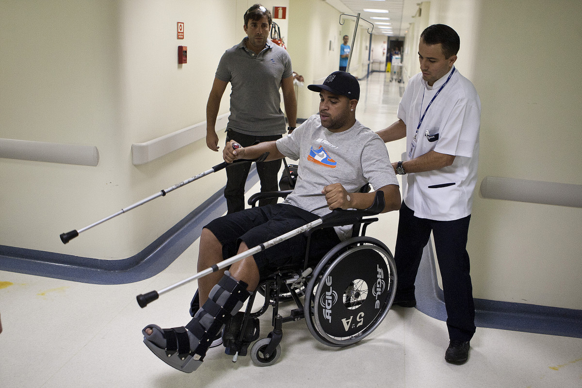Depois de se submeter a uma operação para correção de uma ruptura do tendao de Aquiles na perna esquerda, o atacante Adriano deixa o Hospital São Luiz onde fora internado na última terça-feira
