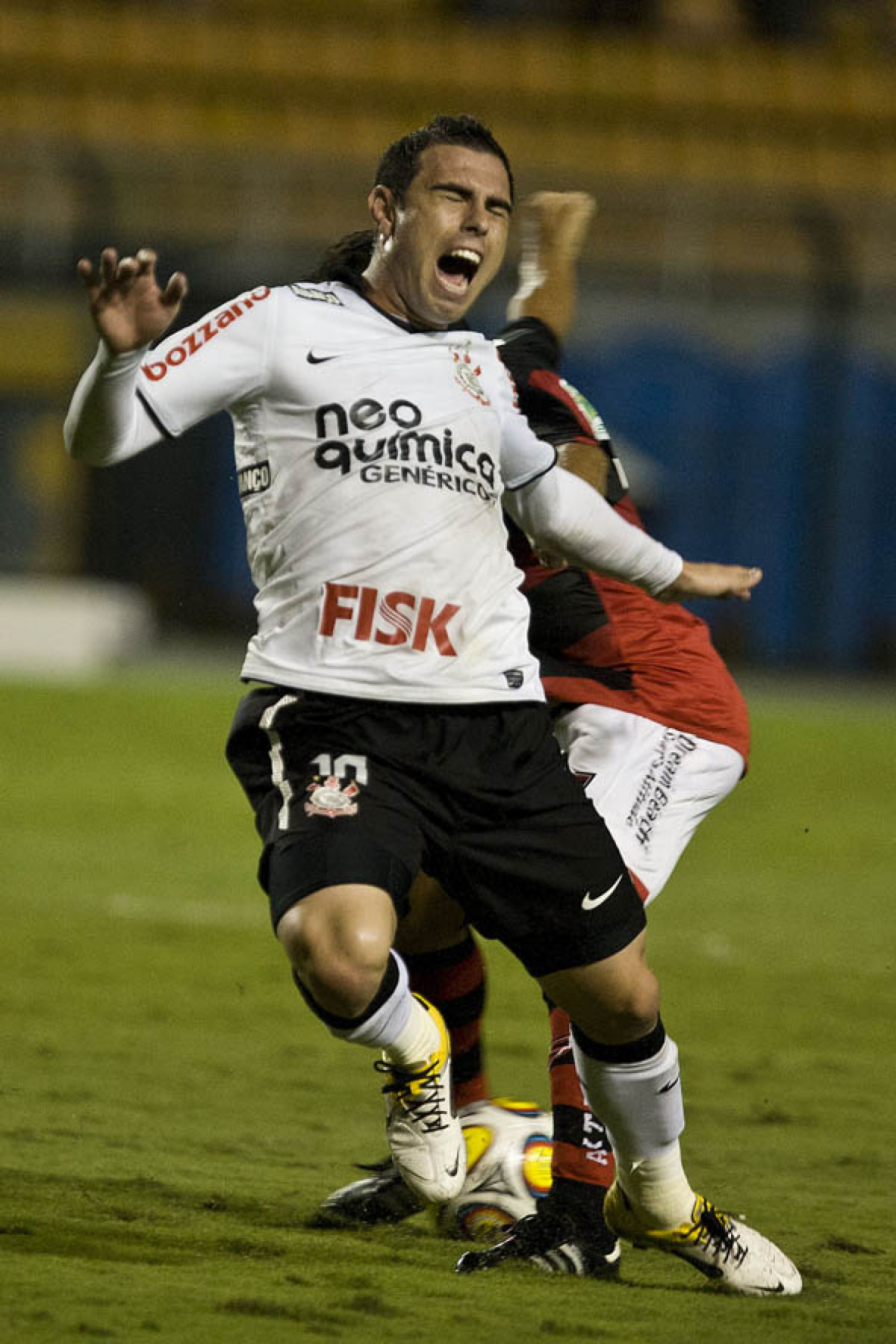 Bruno Cesar sofre falta durante a partida entre Corinthians x Oeste/Itpolis, realizada esta noite no estdio do Pacaembu, quartas de final do Campeonato Paulista 2011