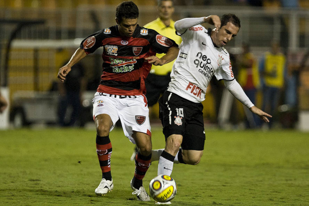 Dede e Bruno Cesar durante a partida entre Corinthians x Oeste/Itpolis, realizada esta noite no estdio do Pacaembu, quartas de final do Campeonato Paulista 2011