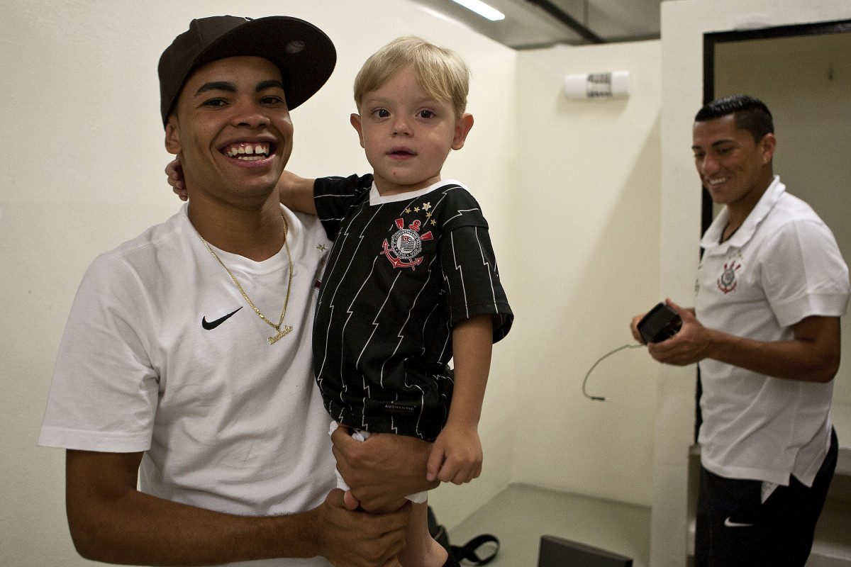 Dentinho com o sobrinho Murilo e com Ralf(d) nos vestiários antes da partida entre Corinthians x Oeste/Itápolis, realizada esta noite no estádio do Pacaembu, quartas de final do Campeonato Paulista 2011