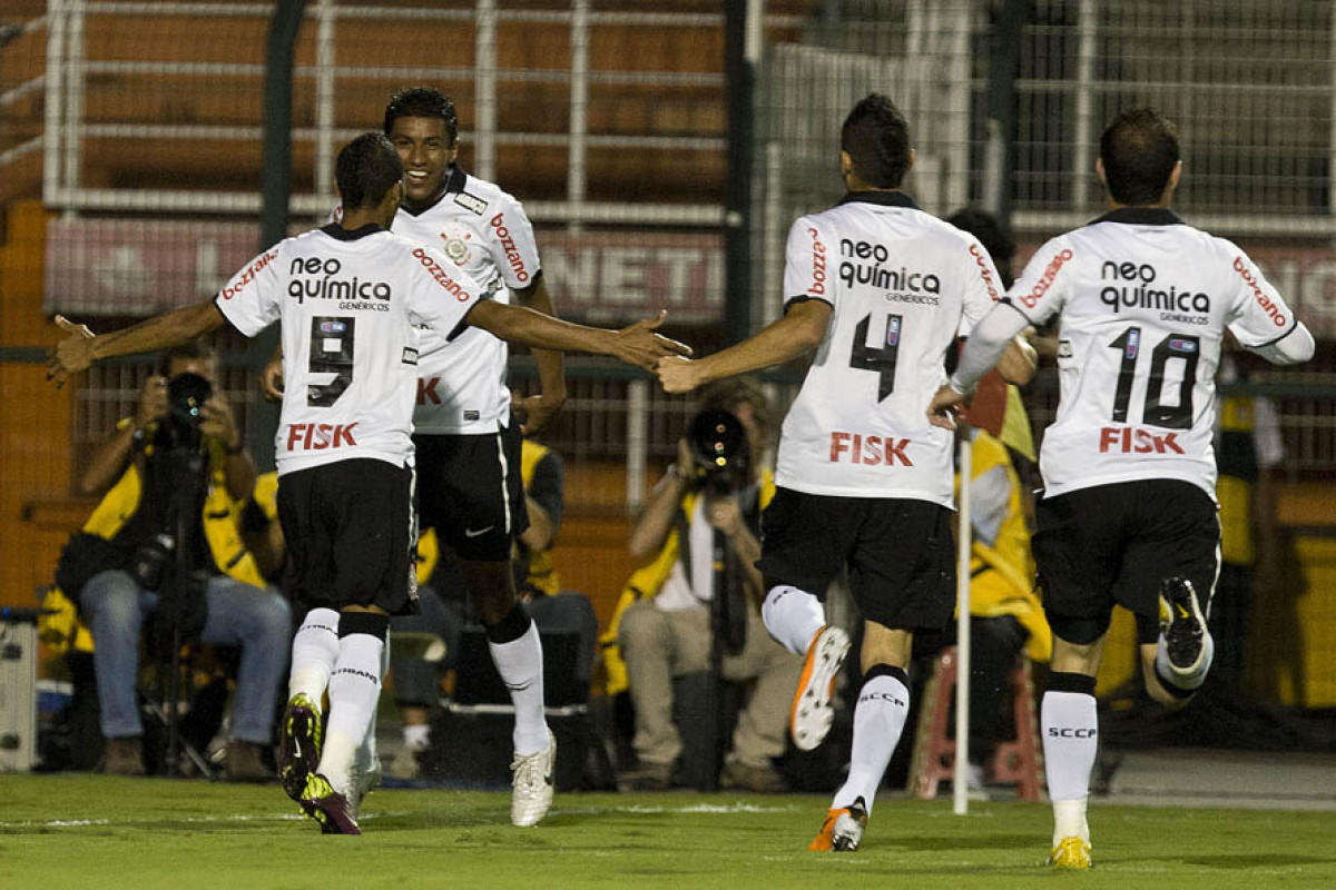 Jogadores comemoram gol de Liedson(9) durante a partida entre Corinthians x Oeste/Itpolis, realizada esta noite no estdio do Pacaembu, quartas de final do Campeonato Paulista 2011
