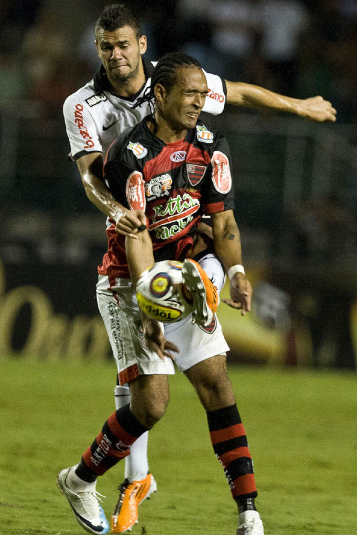 Leandro Castn e Fabio Santos durante a partida entre Corinthians x Oeste/Itpolis, realizada esta noite no estdio do Pacaembu, quartas de final do Campeonato Paulista 2011