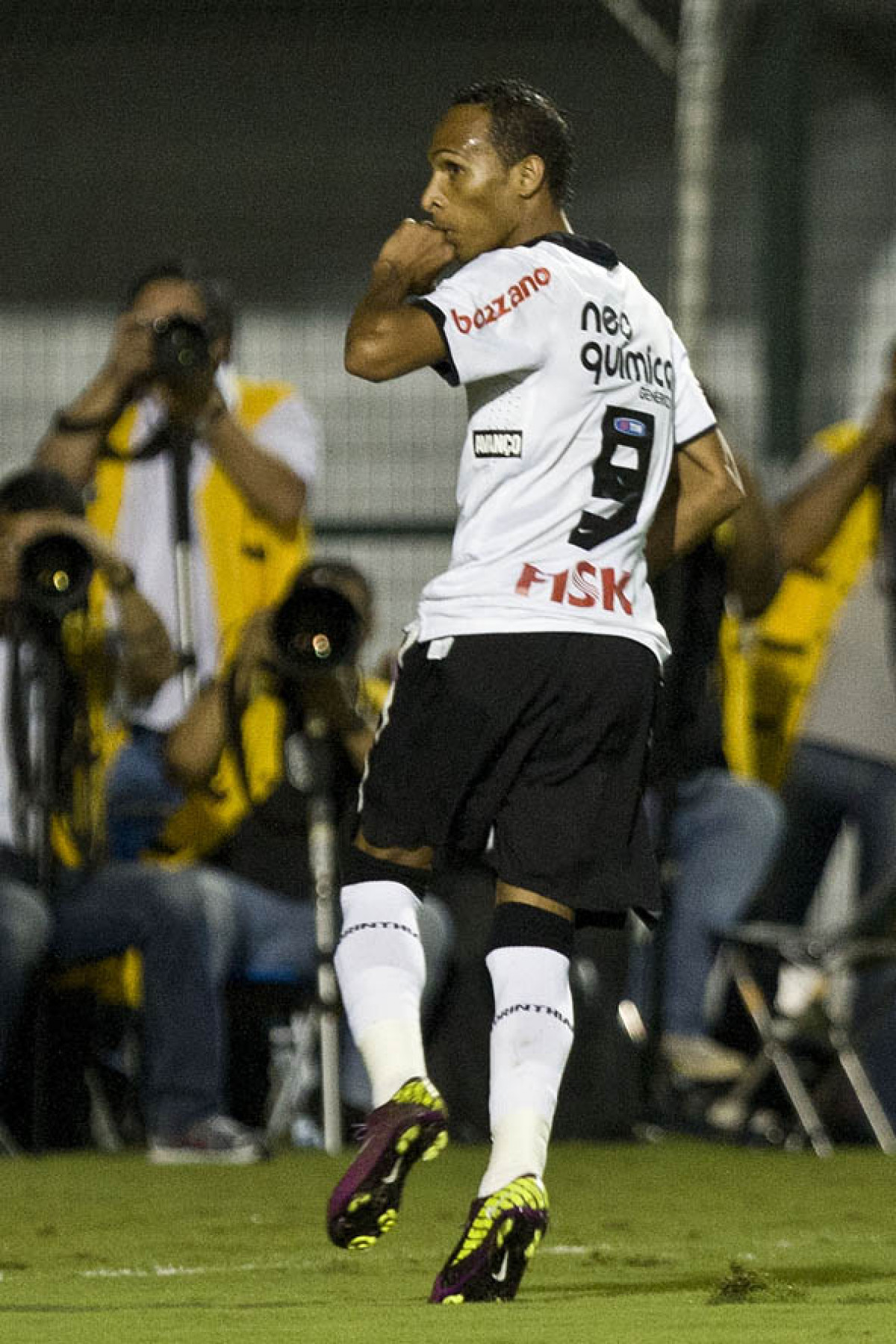 Liedson comemora seu gol durante a partida entre Corinthians x Oeste/Itpolis, realizada esta noite no estdio do Pacaembu, quartas de final do Campeonato Paulista 2011