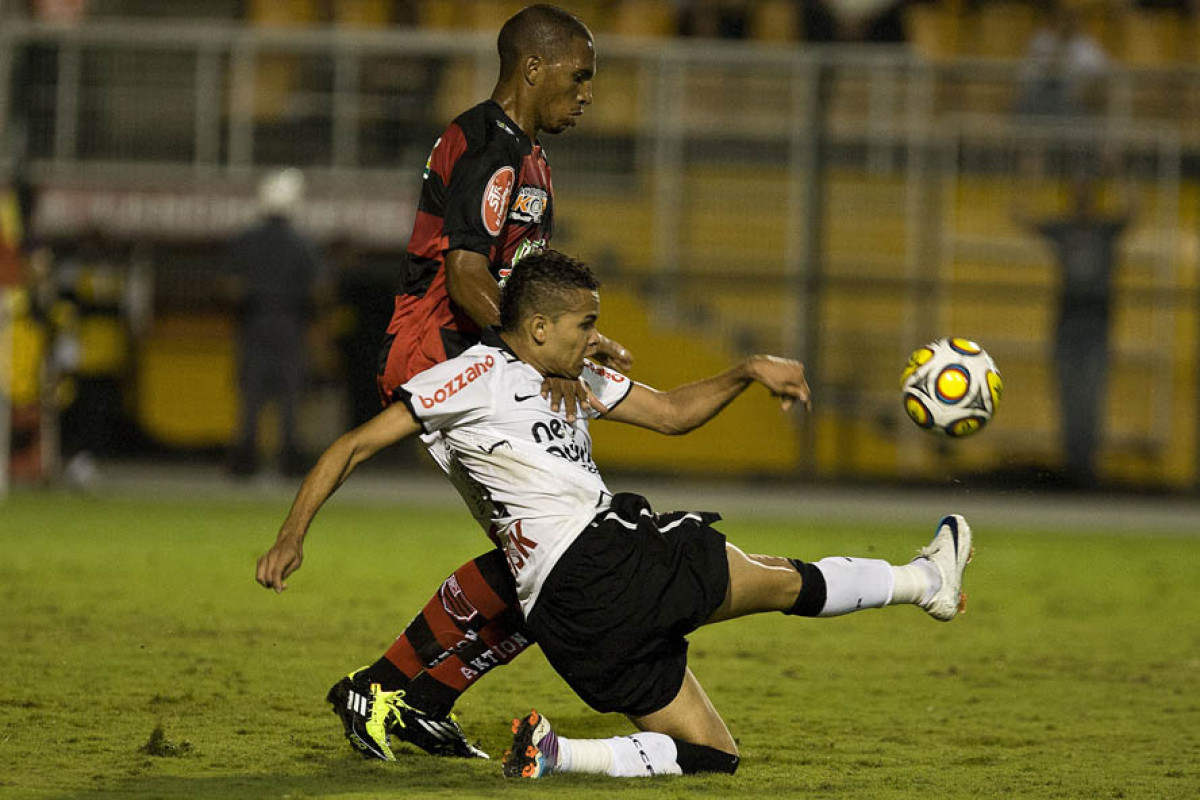 Paulo Miranda e Dentinho durante a partida entre Corinthians x Oeste/Itpolis, realizada esta noite no estdio do Pacaembu, quartas de final do Campeonato Paulista 2011