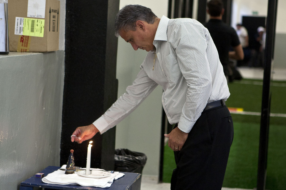 Tite nos vestiários antes da partida entre Corinthians x Oeste/Itápolis, realizada esta noite no estádio do Pacaembu, quartas de final do Campeonato Paulista 2011