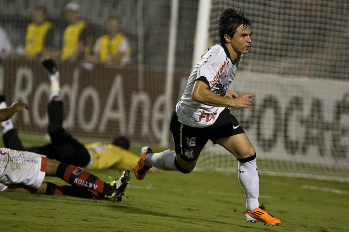 Willian comemora seu gol durante a partida entre Corinthians x Oeste/Itpolis, realizada esta noite no estdio do Pacaembu, quartas de final do Campeonato Paulista 2011