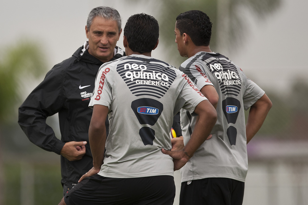 Tite conversa com Paulinho e Ralf durante treino do Corinthians esta manh no CT Joaquim Grava...