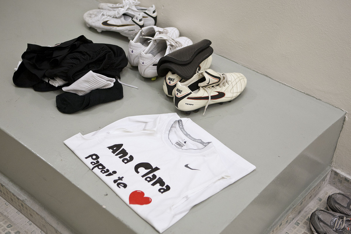 Armario de Alessandro nos vestiários antes da partida entre Palmeiras x Corinthians, realizada esta tarde no estádio do Pacaembu, pelas semifinais do Campeonato Paulista de 2011