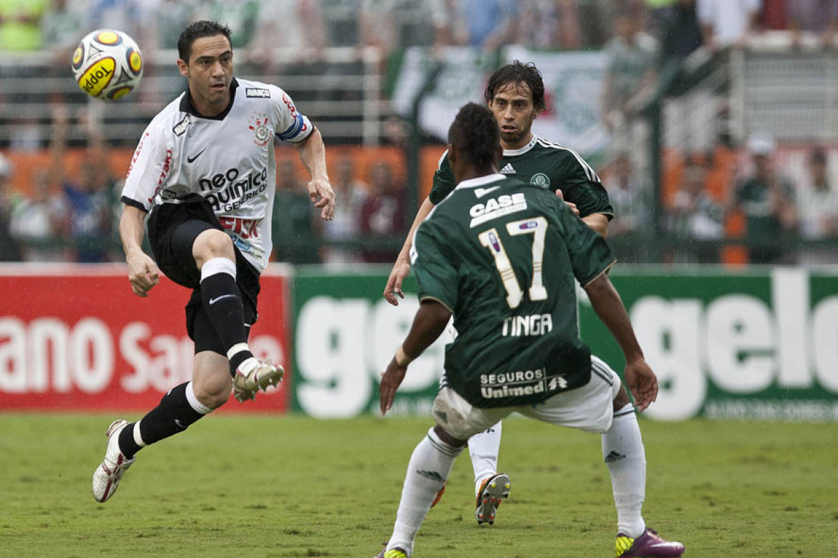 Chico; Tinga e Valdivia durante a partida entre Palmeiras x Corinthians, realizada esta tarde no estdio do Pacaembu, pelas semifinais do Campeonato Paulista de 2011