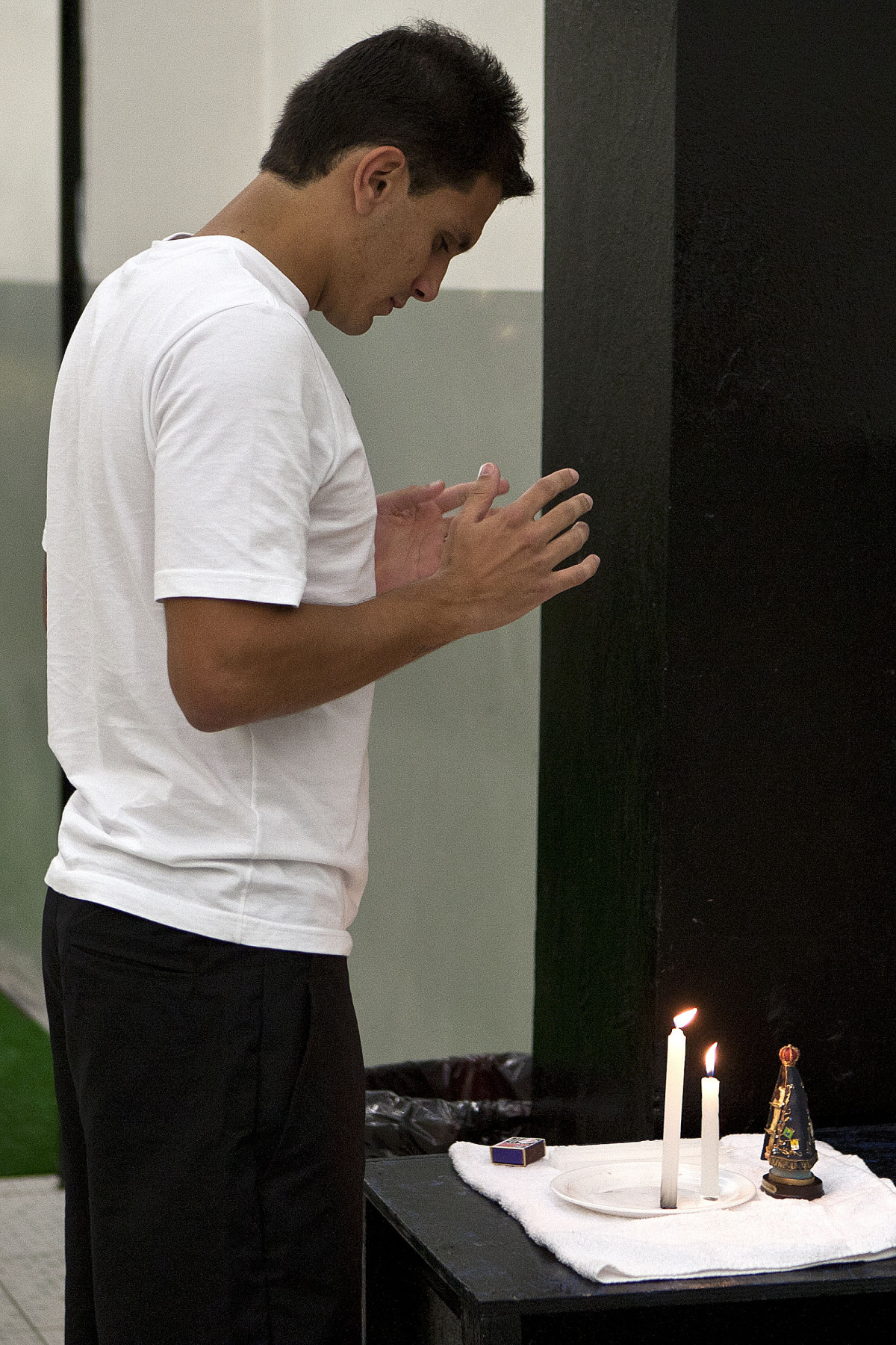 Fabio Santos nos vestiários antes da partida entre Palmeiras x Corinthians, realizada esta tarde no estádio do Pacaembu, pelas semifinais do Campeonato Paulista de 2011