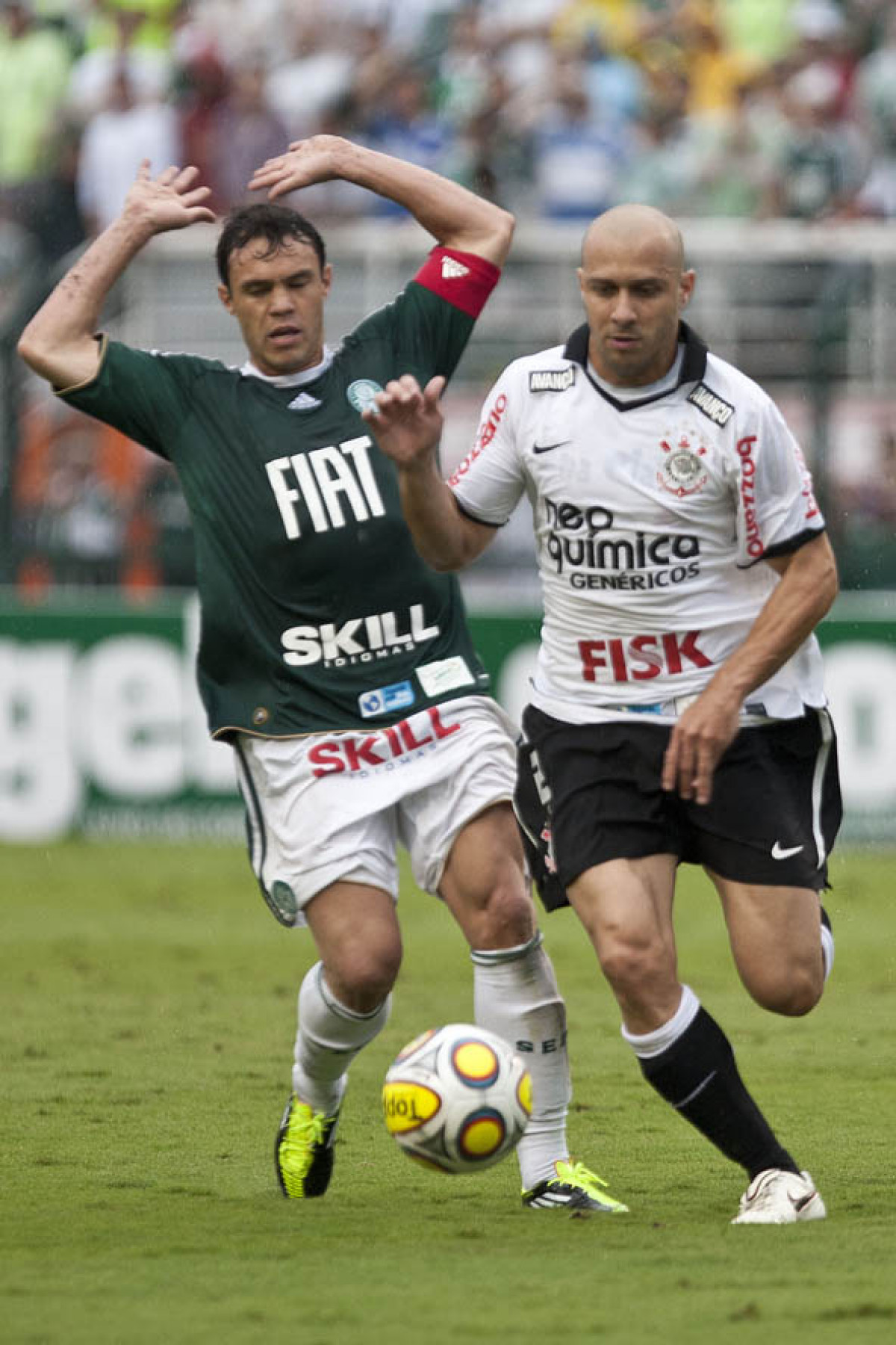 Kleber e Alessandro durante a partida entre Palmeiras x Corinthians, realizada esta tarde no estdio do Pacaembu, pelas semifinais do Campeonato Paulista de 2011