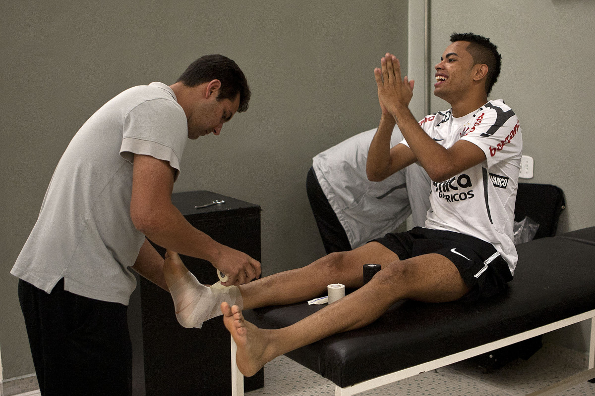 O enfermeiro Alex Dias e Dentinho nos vestiários antes da partida entre Palmeiras x Corinthians, realizada esta tarde no estádio do Pacaembu, pelas semifinais do Campeonato Paulista de 2011