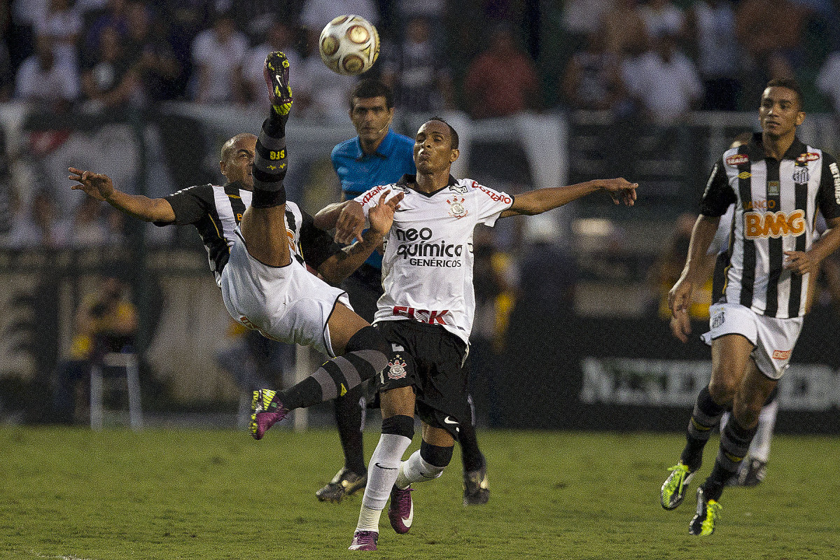 ADriano da uma puxeta na frente de Liedson durante a partida entre Corinthians x Santos, realizada esta tarde no estdio do Pacaembu, primeiro jogo das finais do Campeonato Paulista de 2011
