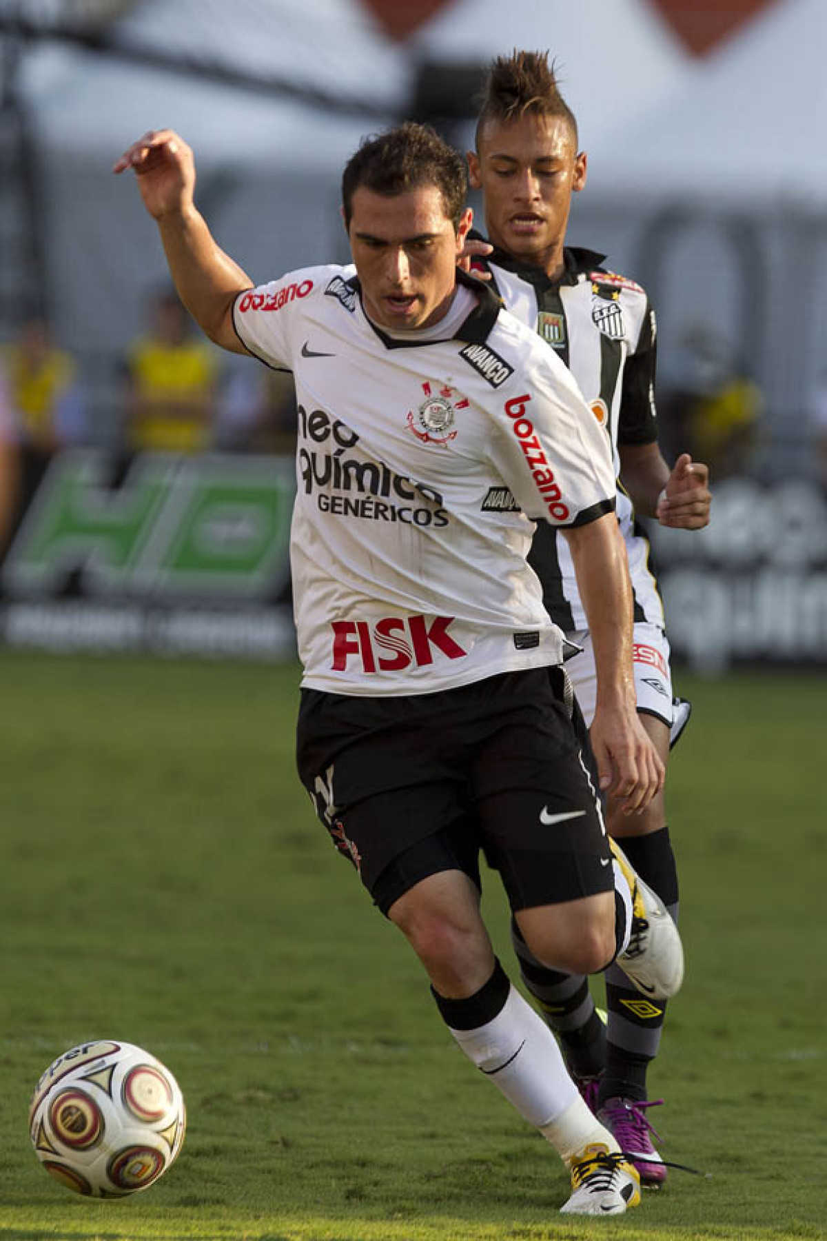 Bruno Cesar e Neymar durante a partida entre Corinthians x Santos, realizada esta tarde no estdio do Pacaembu, primeiro jogo das finais do Campeonato Paulista de 2011