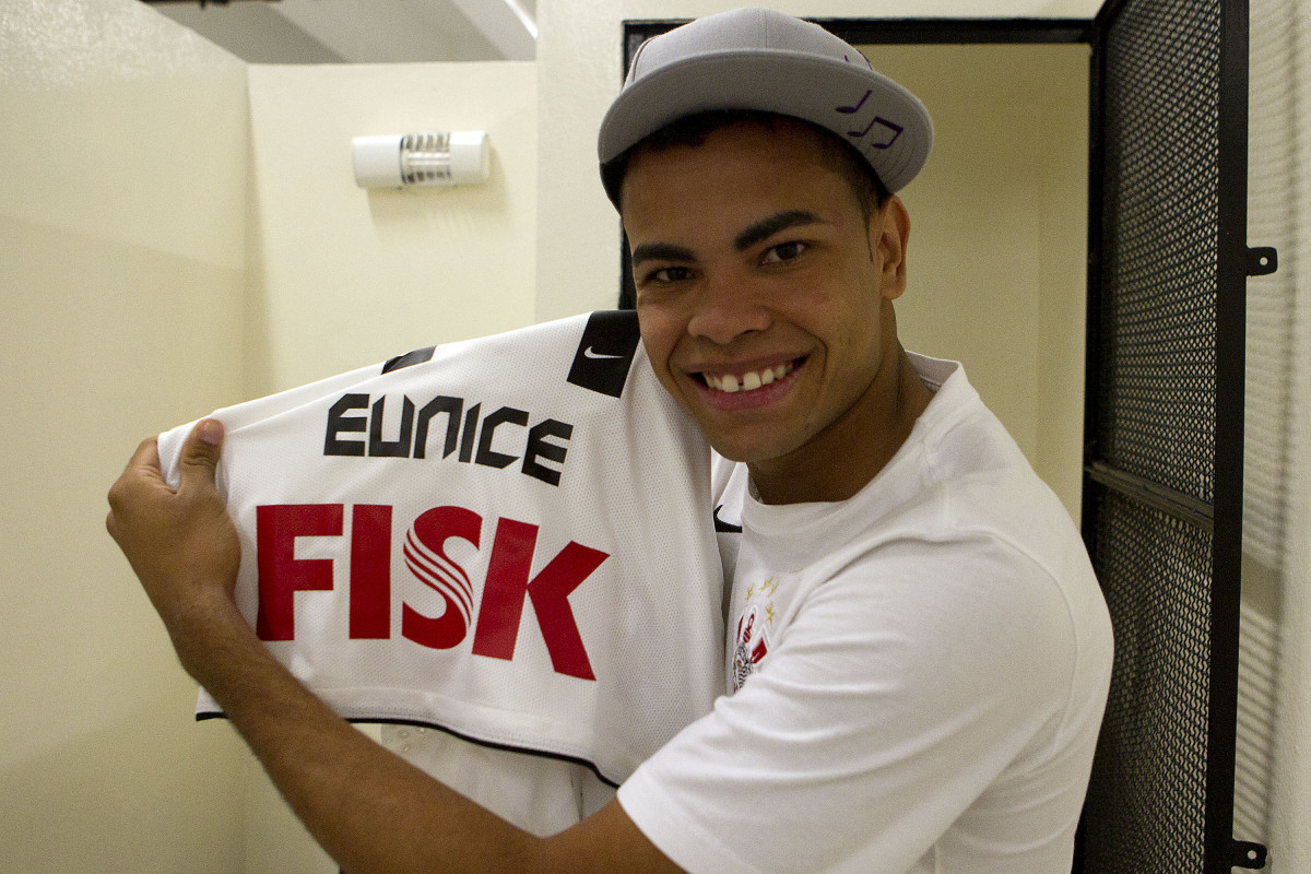 Dentinho com sua camisa que tera o nome da sua mae Eunice nos vestirios antes da partida entre Corinthians x Santos, realizada esta tarde no estdio do Pacaembu, primeiro jogo das finais do Campeonato Paulista de 2011