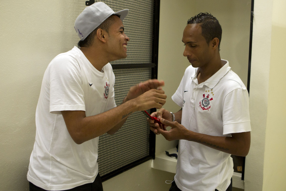 Dentinho e Liedson nos vestiários antes da partida entre Corinthians x Santos, realizada esta tarde no estádio do Pacaembu, primeiro jogo das finais do Campeonato Paulista de 2011