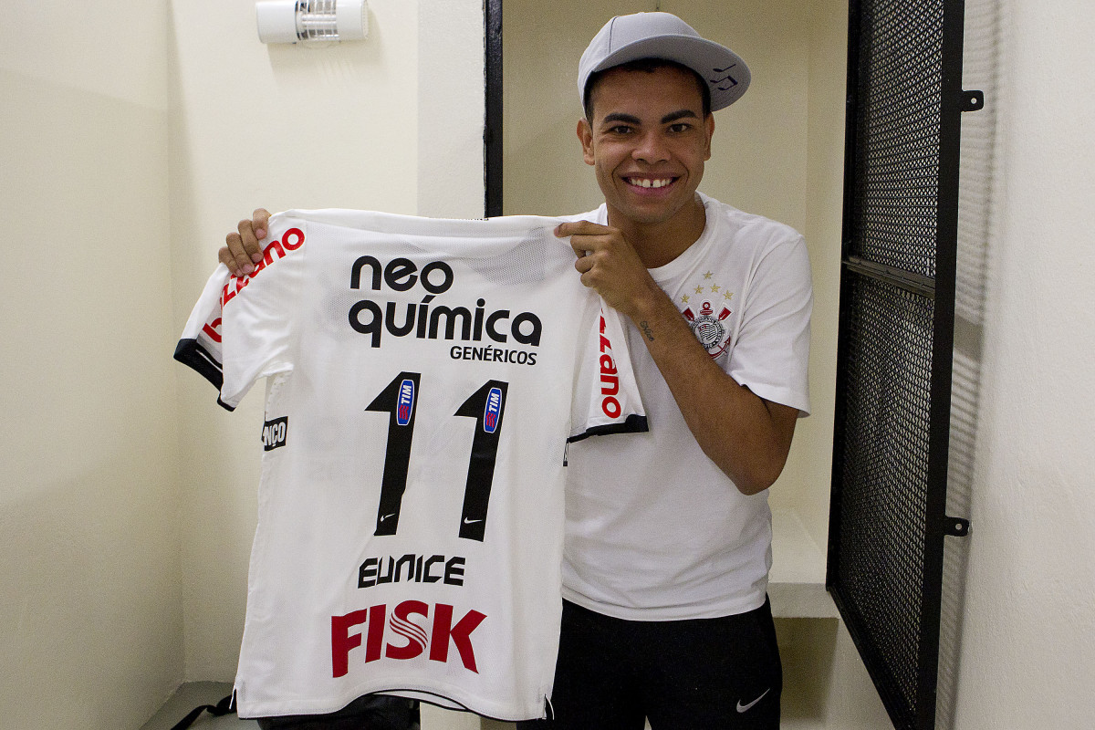 Dentinho segura sua camisa que tera o nome da sua mae Eunice nos vestiários antes da partida entre Corinthians x Santos, realizada esta tarde no estádio do Pacaembu, primeiro jogo das finais do Campeonato Paulista de 2011