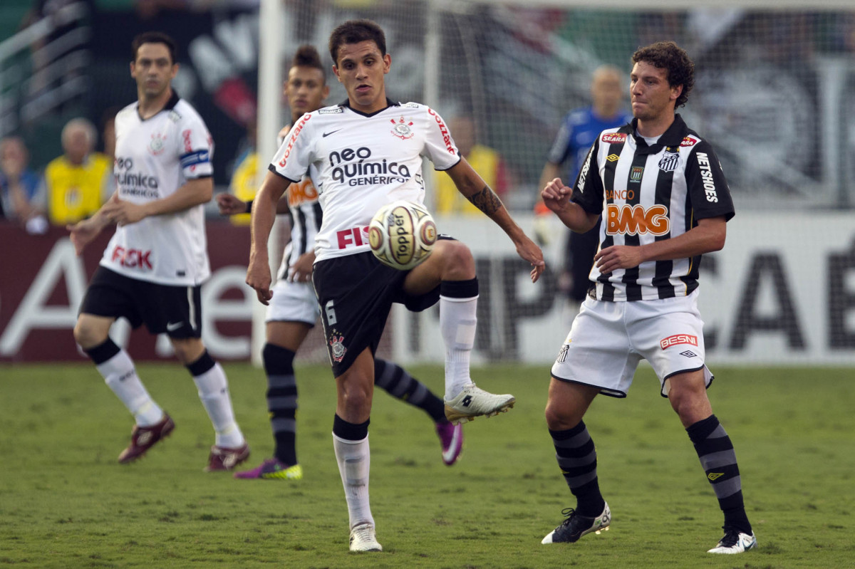 Durante A Partida Entre Corinthians X Santos Realizada Esta Tarde No Estadio Do Pacaembu Primeiro Jogo