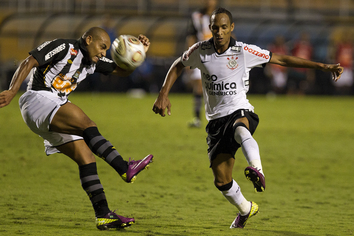 Jonathan e Liedson durante a partida entre Corinthians x Santos, realizada esta tarde no estdio do Pacaembu, primeiro jogo das finais do Campeonato Paulista de 2011