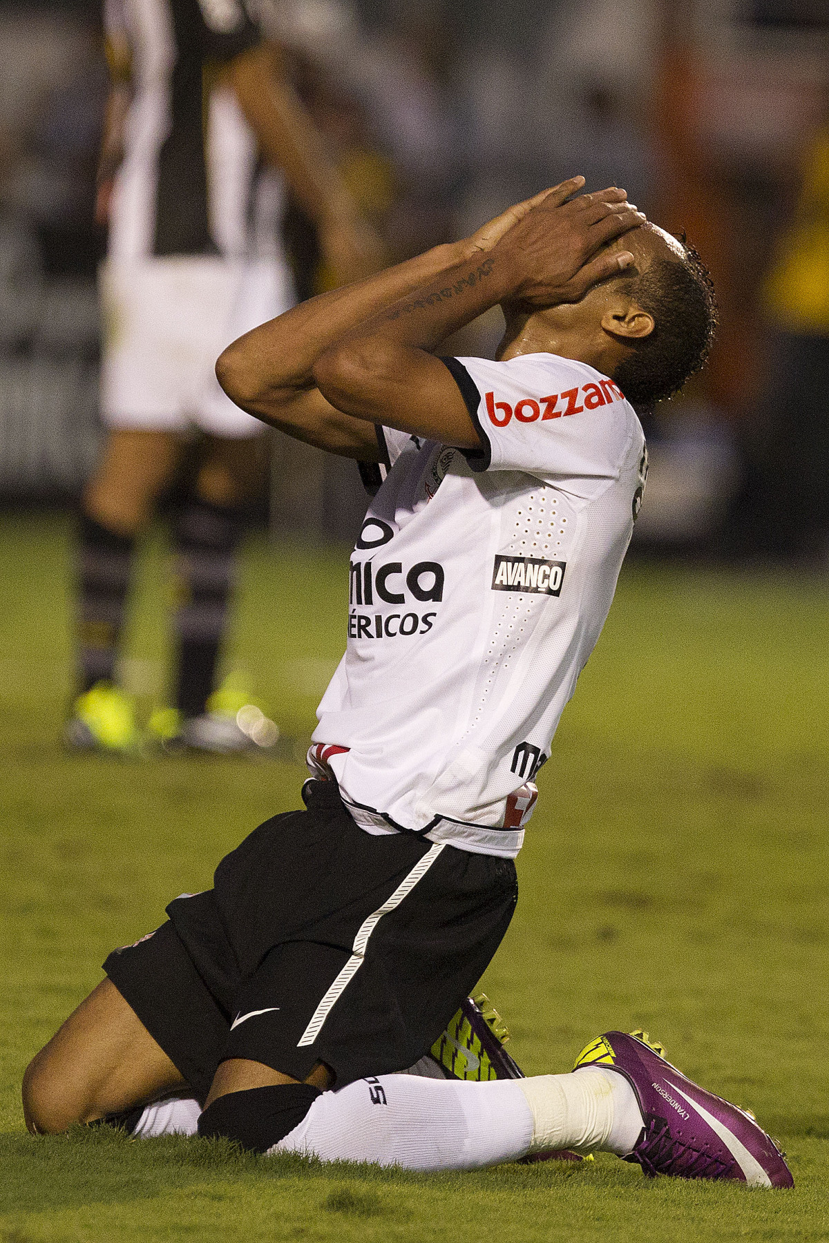 Liedson lamenta perda de gol durante a partida entre Corinthians x Santos, realizada esta tarde no estdio do Pacaembu, primeiro jogo das finais do Campeonato Paulista de 2011