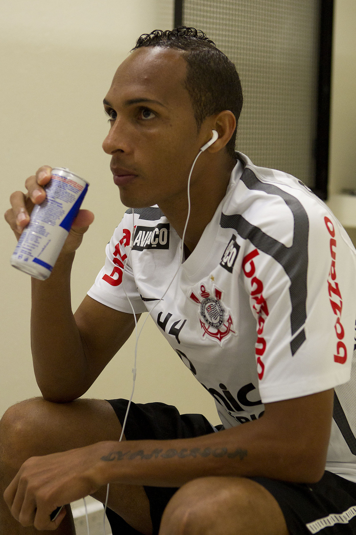 Liedson nos vestiários antes da partida entre Corinthians x Santos, realizada esta tarde no estádio do Pacaembu, primeiro jogo das finais do Campeonato Paulista de 2011