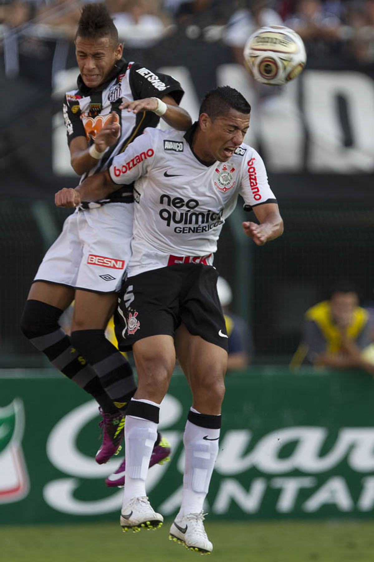 Neymar e Ralf durante a partida entre Corinthians x Santos, realizada esta tarde no estdio do Pacaembu, primeiro jogo das finais do Campeonato Paulista de 2011